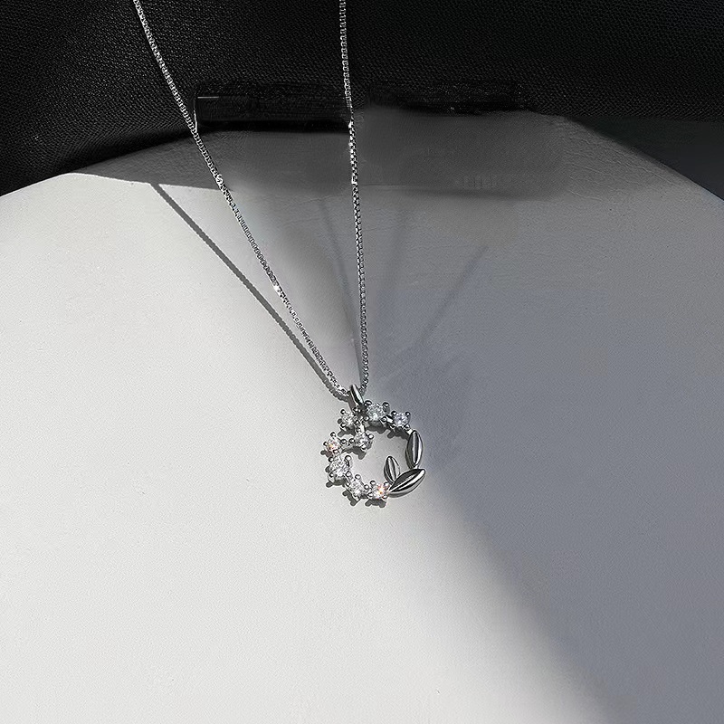 Vòng cổ Bằng Thép Titan Hình Vòng Hoa May Mắn Đính Kim Cương Giả Sang Trọng Thời