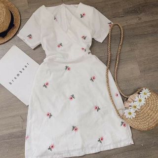 Đầm đắp chéo thêu hoa