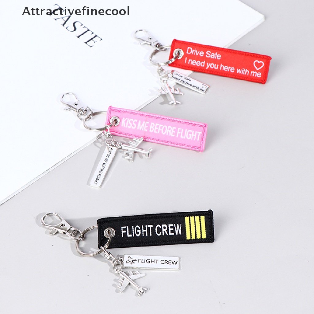 Móc khóa phối hình máy bay bằng kim loại với dòng chữ Kiss Me Before Flight