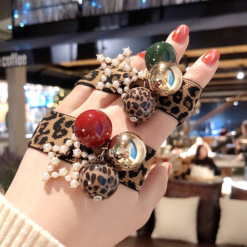 Thun cột tóc họa tiết da báo đính ngọc trai phong cách thời trang