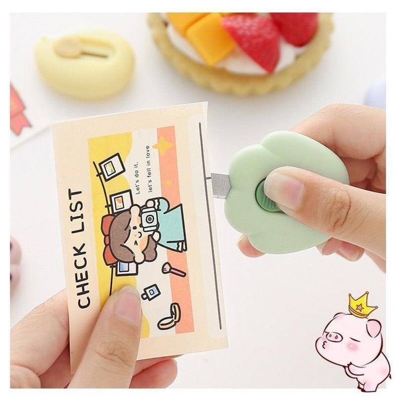 ⭐ iLado ⭐ 【1 PC】 Dao tiện ích dao mini dấu chân mèo xinh xắn Dao Rọc Giấy Bỏ Túi Mini móc khoá cute anime In Họa Tiết Hoạt Hình chất lượng cao Tiện Lợi Cuộn Rút dụng cụ mở thùng carton trang trí di động cute