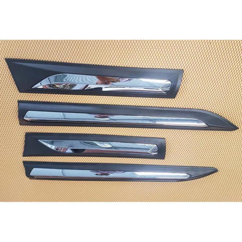 Nẹp Sườn, Nẹp Hông xe Hilux 2017 2018 2019 2020 - BẢN TO 2 MÀU