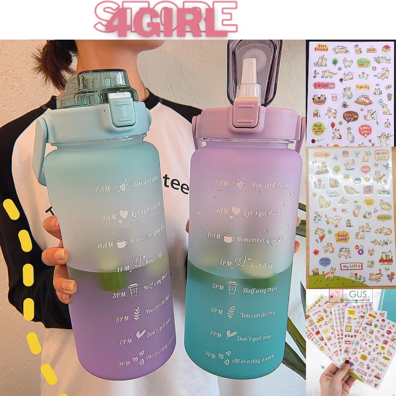 Bình đựng nước 2L có chia vạch tặng kèm bộ sticker 3D dán trang trí giúp bạn phát huy sáng tạo.