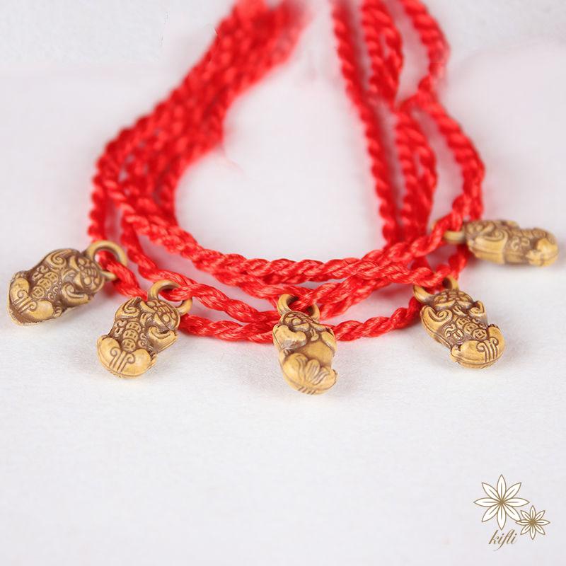 Vòng đeo tay dây bện chỉ đỏ handmade đem lại sự may mắn thể hiện tình bạn tình yêu