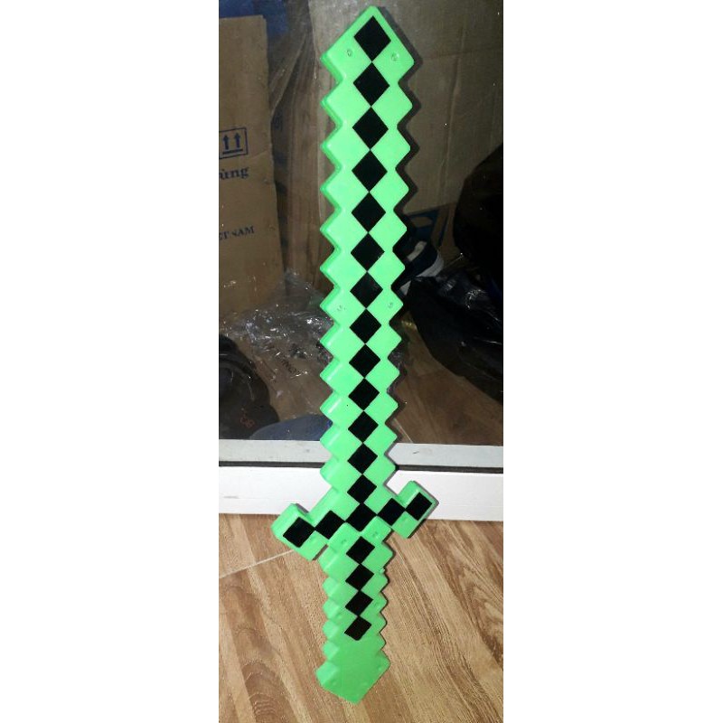 Một thanh Gươm_MineCraft bằng nhựa dài 60cm có nhạc và đèn led rất đẹp tặng kèm pin