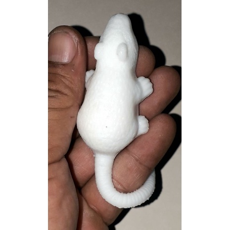 Một con chuột bằng nhựa mềm dính kích thước bằng ngón tay cái rất đẹp