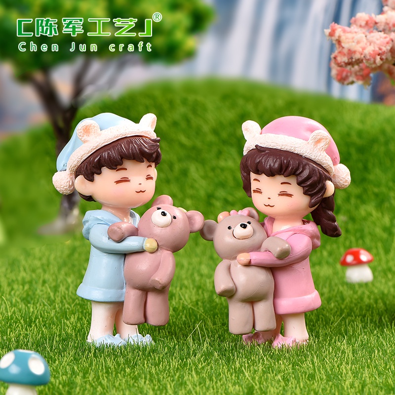 Tượng búp bê đôi ôm gấu mini làm quà tặng, trang trí nhà mô hình, chậu cây tiểu cảnh