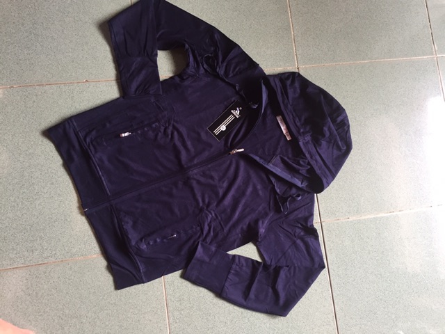 Áo khoác thun lạnh với 2 túi ngoài có dây kéo, 2 túi trong rộng. | BigBuy360 - bigbuy360.vn