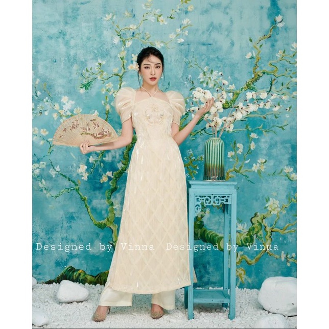 Áo dài cách tân 4 tà Tố Nữ màu kem tiểu thư, kết đính tỉ mỉ phù hợp chụp ảnh thiết kế thương hiệu thời trang Vinna