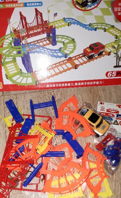 Bộ đường ray và siêu xe bằng nhựa có 65 chi tiết_ tặng kèm pin
