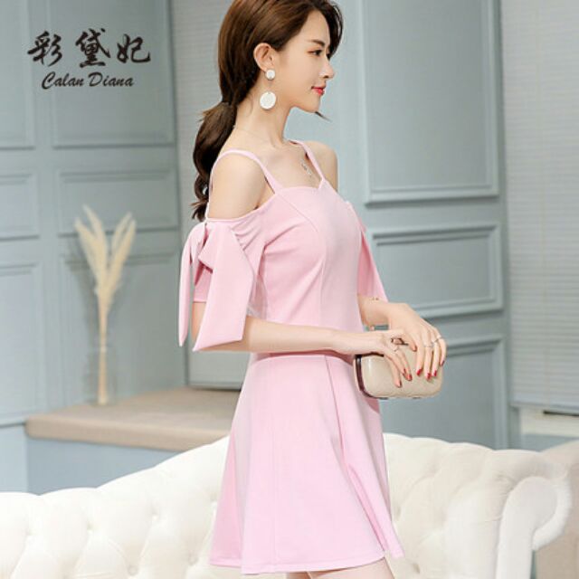 NHẬP MÃ GIẢM GIÁ KIMYKYN20 (Ảnh khách) Váy trễ vai nơ xinh tiểu thư màu hồng AQ025
