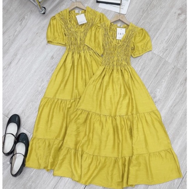 Váy maxi dáng dài chun ngực cổ V tay bồng Đầm chun lưng bèo tầng chất đũi kẻ