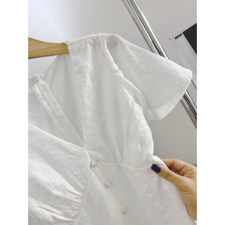 ĐẦM MAXI TRẮNG CỔ V PHỐI NÚT ĐUÔI CÁ