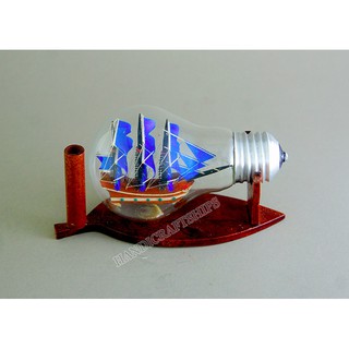 Thuyền buồm gỗ Victory trong bóng đèn