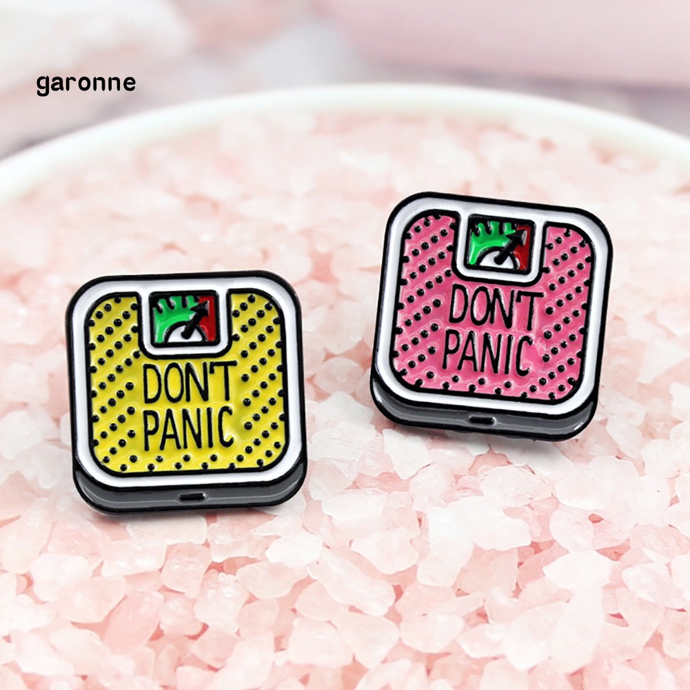 Huy hiệu cài áo cái cân in chữ tiếng Anh Don't Panic dễ thương
