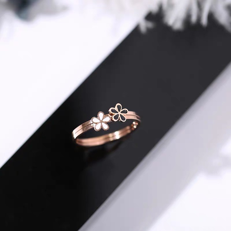 Nhẫn thép titan mạ vàng 18K chống thấm nước chống dị ứng không phai màu hình hoa cúc màu trắng/đen phong cách Hàn Quốc