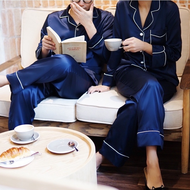 Bộ Pyjamas Đôi Nam Nữ Áo Dài Quần Dài Chất Liệu Lụa Xanh Navy Thêu Chữ Moon And Back LILAS BLANC