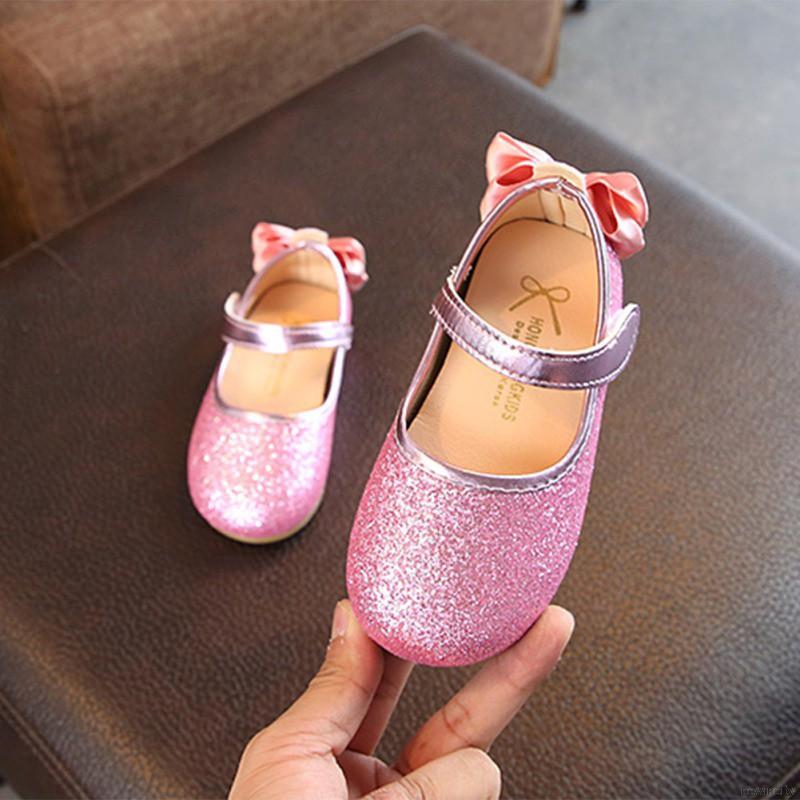 Đôi giày da PU đính nơ kim tuyến cho bé