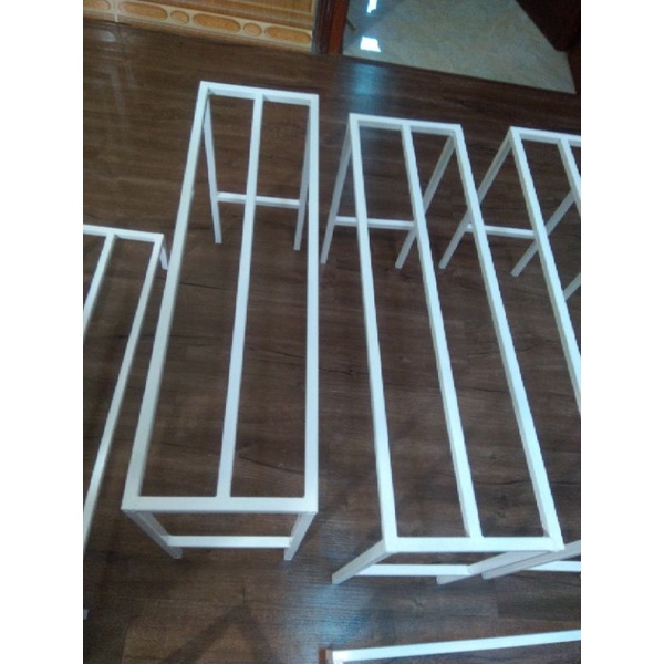 Kệ kê chậu cây, đồ dùng. Dài 70cm. Rộng 20cm. Cao 30- 40cm. 1 nan trong lòng. hộp thép 1,4x1,4cm