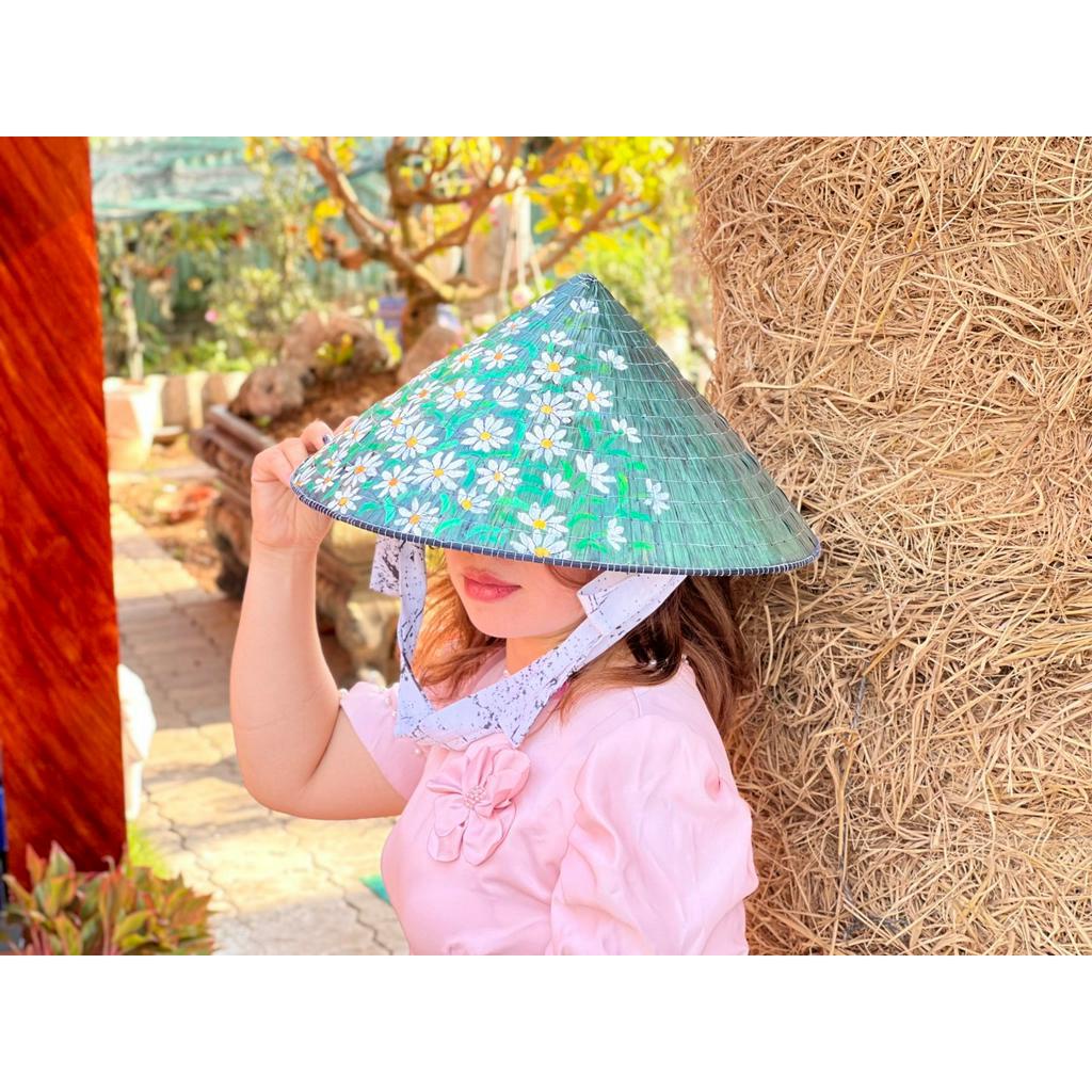 Nón lá truyền thống, họa tiết vẽ theo yêu cầu, phối với áo dài chụp ảnh