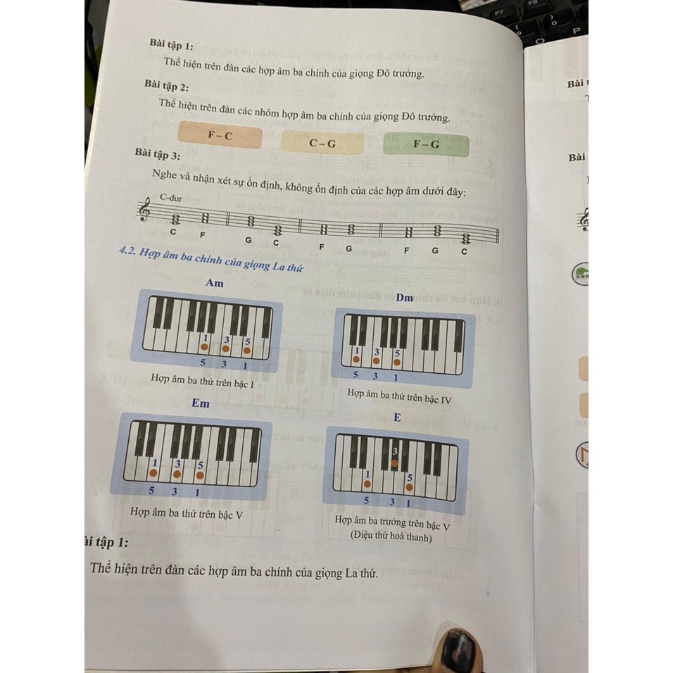 Sách - Chuyên đề học tập âm nhạc 10 ( cánh diều )+ Bán kèm 1 quyển bé tập tô màu tô màu