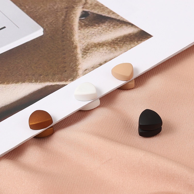 Ghim Cài Áo Hình Tam Giác Thiết Kế Tinh Tế