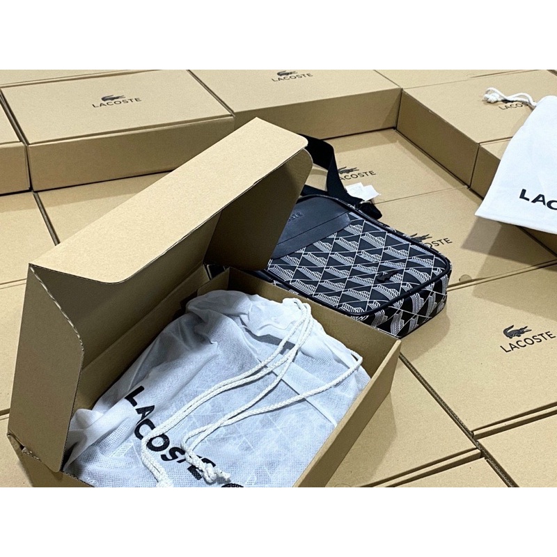 Túi Ipad vuông Lacoste | BigBuy360 - bigbuy360.vn