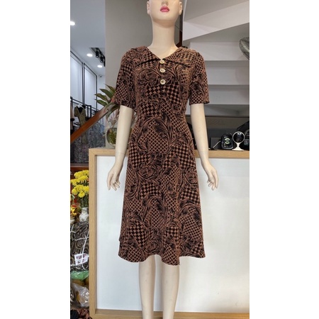 ĐẦM DỰ TIỆC TRUNG NIÊN THUN KIM SA GIAO HOA VĂN NGẪU NHIÊN