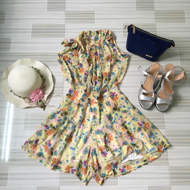 Jumpsuit cổ yếm