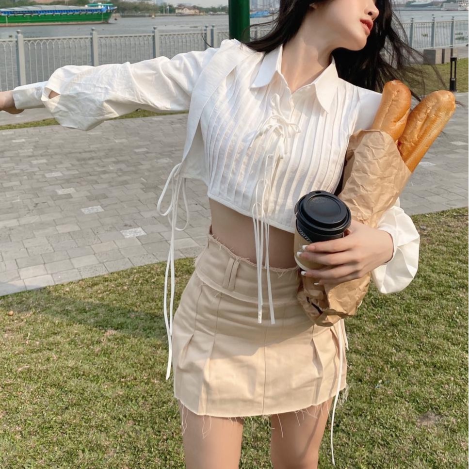 Áo trắng croptop dài tay màu trắng cổ trụ xếp li có dây thắt vải đũi - MIKI
