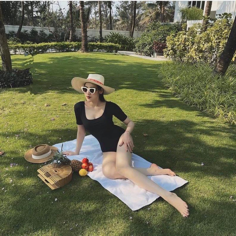 Bikini liền khoét eo đen (hình thật khách mặc)