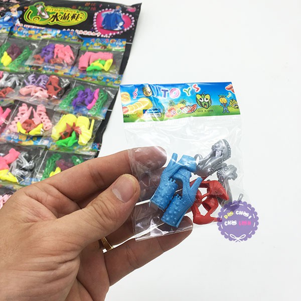 Vỉ đồ chơi giày, dép, guốc cao gót cho búp bê 20 bịch bằng nhựa