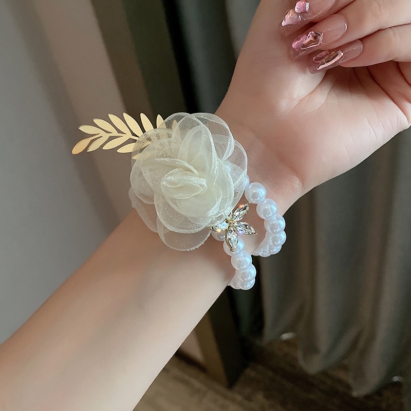 Vòng Tay Hoa Tươi Mới Nhỏ Xinh Đính Ngọc Trai Cho Cô Dâu Trong Tiệc Cưới