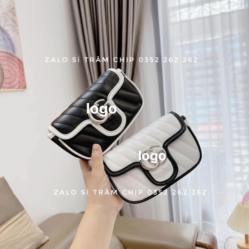 Túi Đeo Chéo Trần Vạch Màu Đen Trắng Logo Tag Bạc Size 18 Xinh Xắn