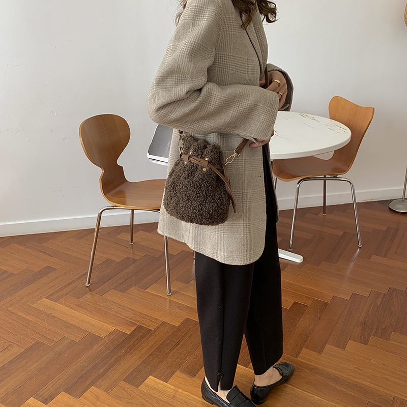 Túi đeo chéo vai kiểu dây rút thời trang sành điệu cho nữ