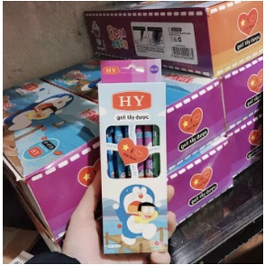 Một hộp gồm 12 chiếc bút Gell Doraemon viết và tẩy được dành cho học sinh.