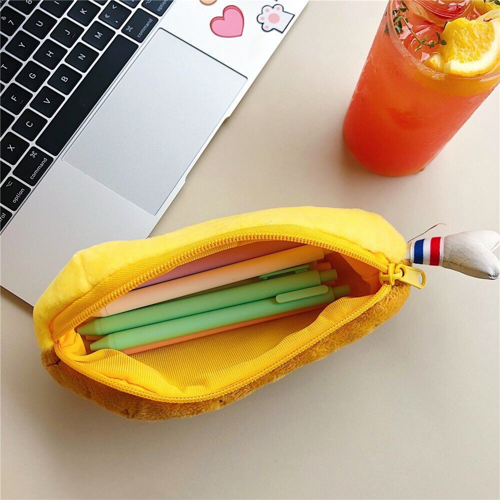 Học sinh sử dụng những chiếc chân gà bằng vải ngộ nghĩnh, hộp đựng bút chì họa tiết quả chuối