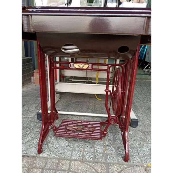 Chân đạp máy may gia đình.