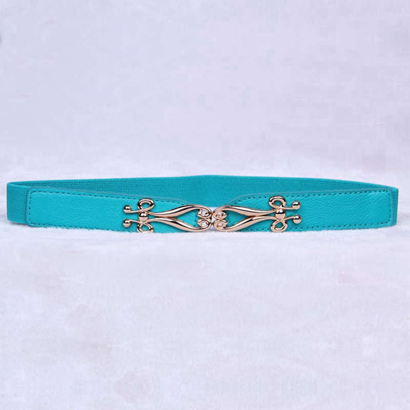 Thắt lưng chất liệu da phối với đầm thời trang cho nữ