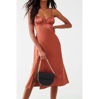 Đầm xẻ ngực satin 2 dây f21