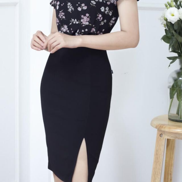 M57-Chân váy bút chì đen xẻ trước trên gối