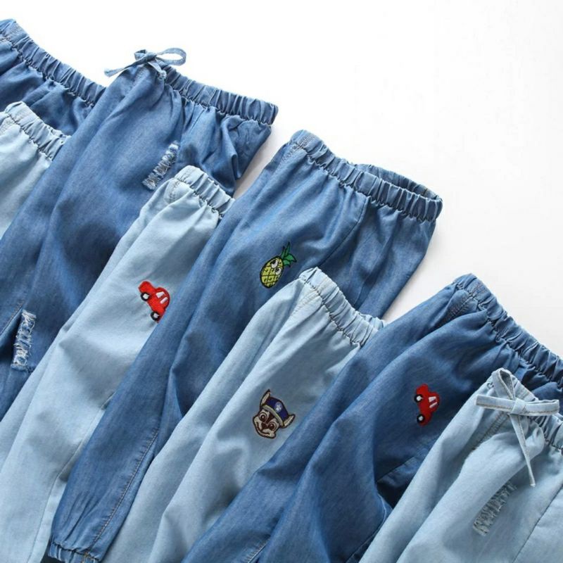 Quần Jeans giấy thêu doraemon dáng Jogger cho bé 10-22kg