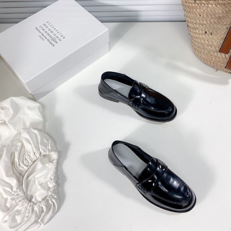 Giày lười loafer nữ da thật mũi tròn Maison margiela