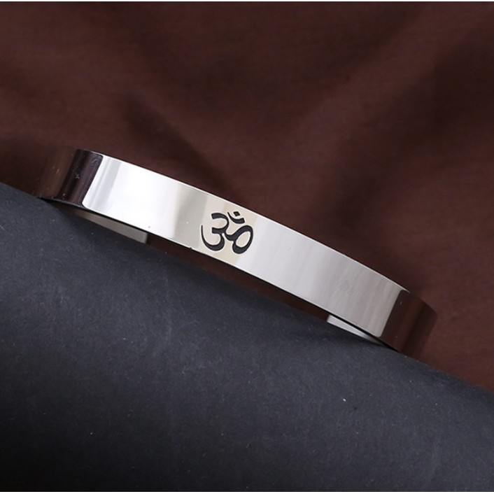 Vòng Tay TiTanium Khắc Chữ OM