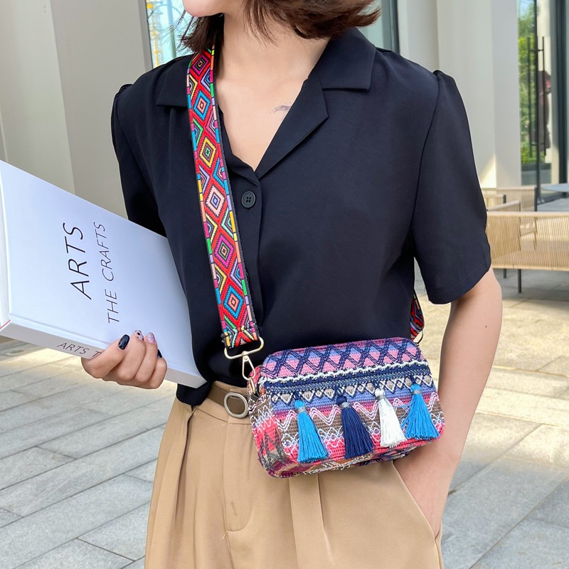 Túi đeo chéo vai họa tiết thổ cẩm phối tua rua thời trang