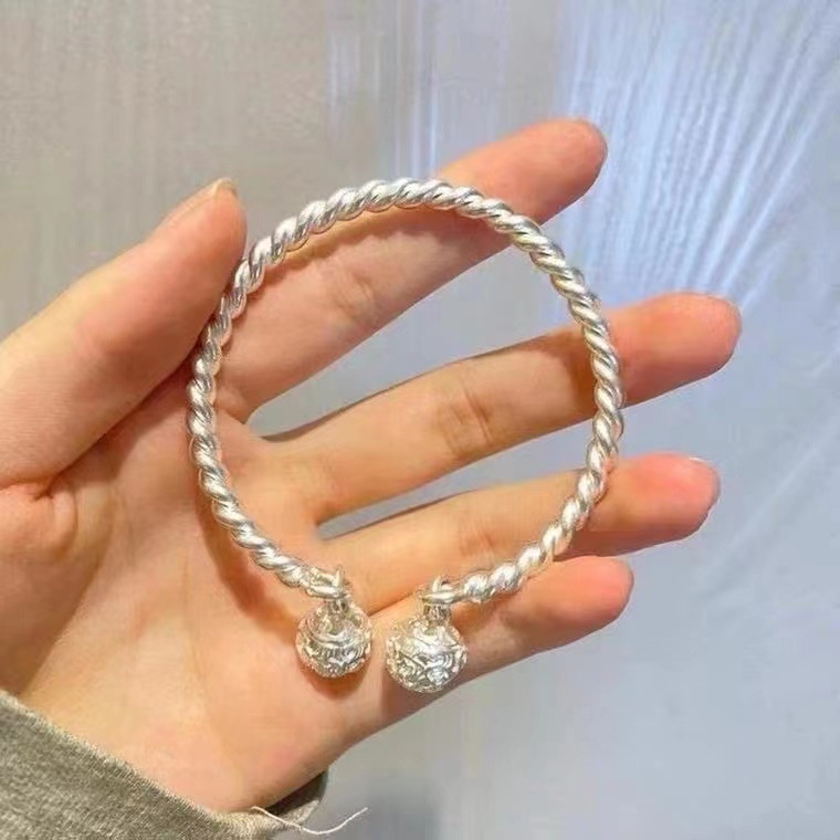 Vòng Đeo Tay Gắn Chuông Đá Ngọc Bích Nhân Tạo Làm Quà Tặng Cho Bạn Gái/Bạn Gái