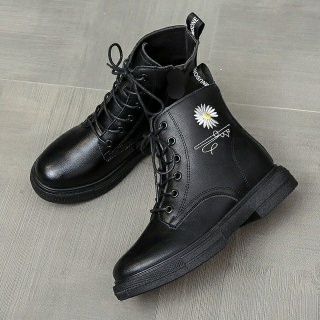 [Mã FASHIONGREEN15 giảm 10% tối đa 30k đơn từ 99k] Boot Nữ Da Dây Buộc Thêu Hoa Cúc Chữ Ký (Không Khóa Kéo) | BigBuy360 - bigbuy360.vn