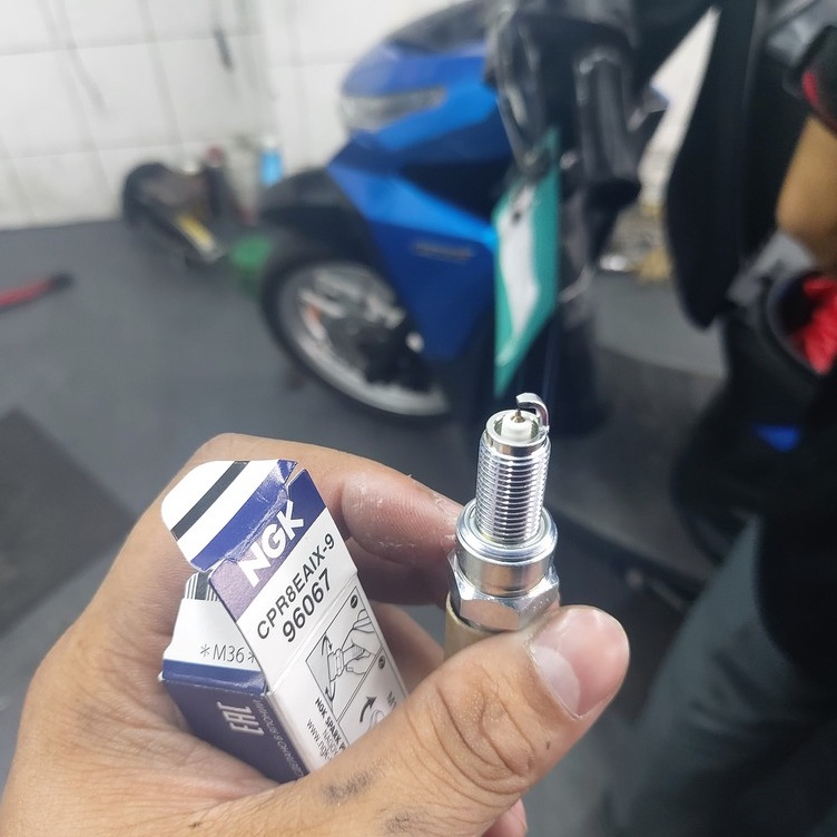 Bugi NGK Iridium cho Vario, Exciter, NVX, SHVN, AB, Future Fi, Wave, Winner, Sonic, Raider  (020