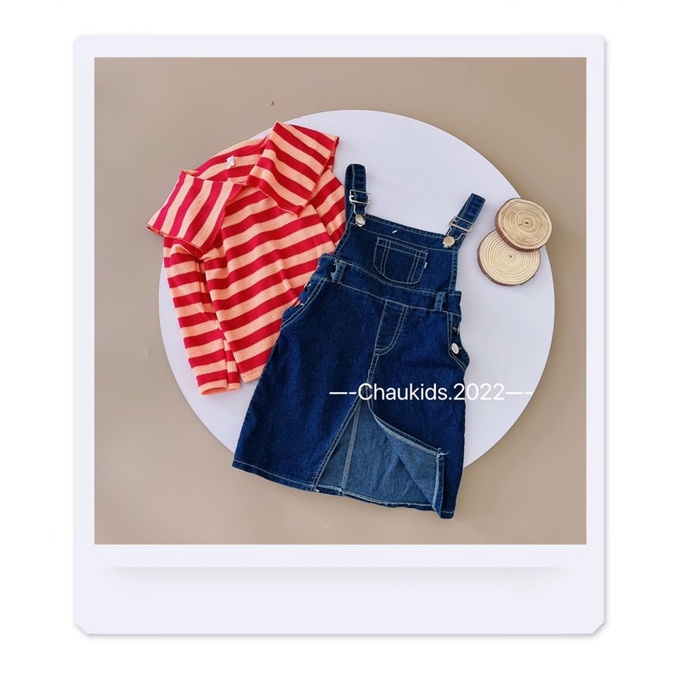 Set áo kẻ đỏ cổ lá bèo + yếm jean xẻ tà cho bé gái