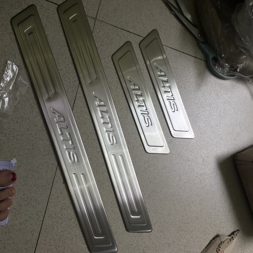 Ốp Bậc Cửa Xe Altis 2015 đến 2020  Mẫu Inox cao cấp chống trầy xước bậc cửa xe